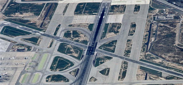Imagen a&eacute;rea del cruce de la pista principal y de la pista transversal del aeropuerto del Prat donde se puede ver claramente el asfaltado que se ha realizado en esta zona (Marzo 2008)